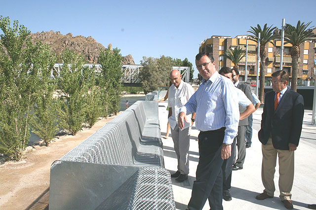 El consejero de Obras Públicas, José Ballesta, (centro) junto al arquitecto Martín Lejárraga (izda.) y el director general de Vivienda y Arquitectura, Marcos Nogueroles (dcha.).