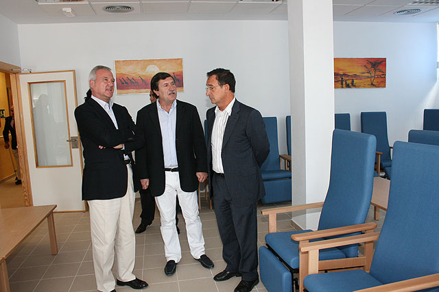 El presidente de la Comunidad, Ramón Luis Valcárcel, acompañado por el consejero de Política Social, Mujer e Inmigración, Joaquín Bascuñana, y el alcalde de Blanca, Rafael Laorden