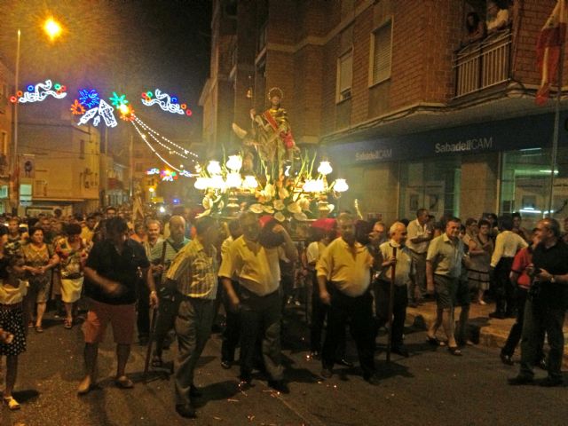 Multitudinaria procesión para honrar a San Roque 2014