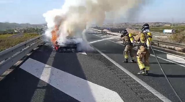 Bomberos extinguen el incendio de un vehículo en la A33 a su paso por el municipio de Blanca